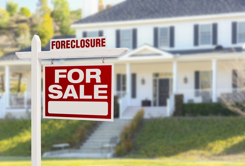 foreclosure sign in yard